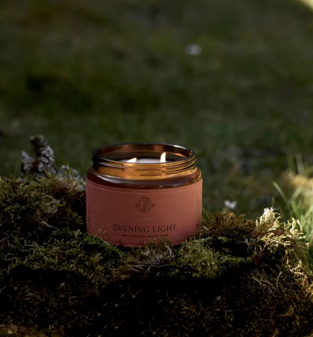 Evening Light candle, a warm and cosy  blend of pear, jasmine and armoise that lie on a sandalwood and vanilla base. 

This scent is like a soft evening light that bathes you in a comforting embrace.

 

TOP NOTES
Citrus, Pear

MID NOTES
Amber, lavender, Jasmine

BASE NOTES
Musk, sandalwood, Vanilla

Crafted for golden hours and quiet minds.
#naturalcandles #jasminecandle #ecofriendlyproducts