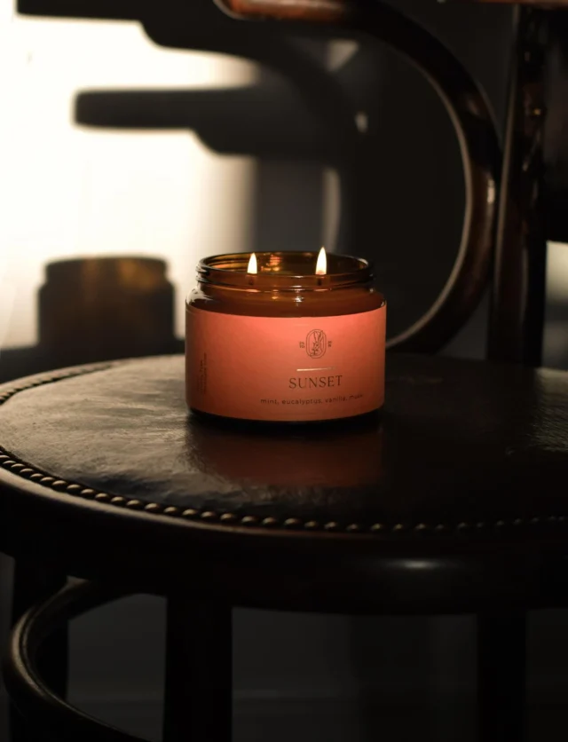 Greetings, Sunset!
Invigorating freshness of eucalyptus with the soothing warmth of vanilla and creamy milk. A truly unique and beautiful scent.

TOP NOTES
Mint, Eucalyptus, Lemon

MID NOTES
Jasmine, Green Tea, Cream

BASE NOTES
Musk, Tonka Bean, Vanilla

#naturalcandles #eucalyptus #vanillacandle #uniquescents