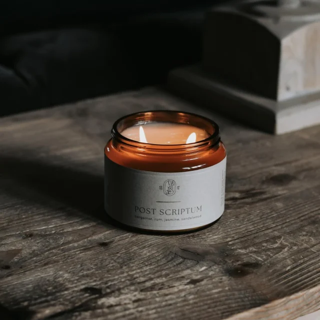 Post Scriptum is a rich and warm fragrance with citrus, incense, sandalwood and with a sweet rum at it’s heart that lies on a smoky wood base. 

This scent is sweet and secretive like Post Scriptum that is carefully etched onto paper in gentle candlelight.

 

TOP NOTES
Bergamot, Mandarin, Red Berry, Almond, Cinnamon

MID NOTES
Dark Rum Accord, Jasmine, Rose, Violet, Rosemary

BASE NOTES
Sandalwood, Opopnax, Labdanum, Oakmoss, Tonka, Amber, Musk and Smoky Woods

 #naturalcandles #smokyscent #home #nophthalates